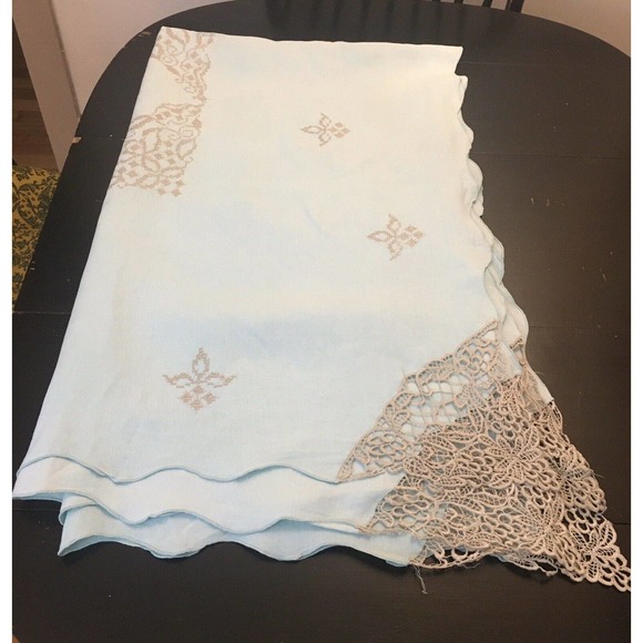 Vintage linen tablecloth light blue embroidered lace corners 80" x 72" rectangle - Picture 9 of 11